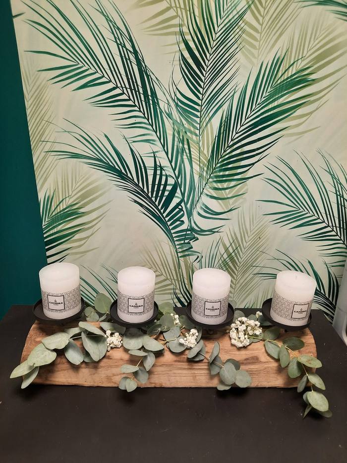 Bougies et eucalyptus en décoration de table