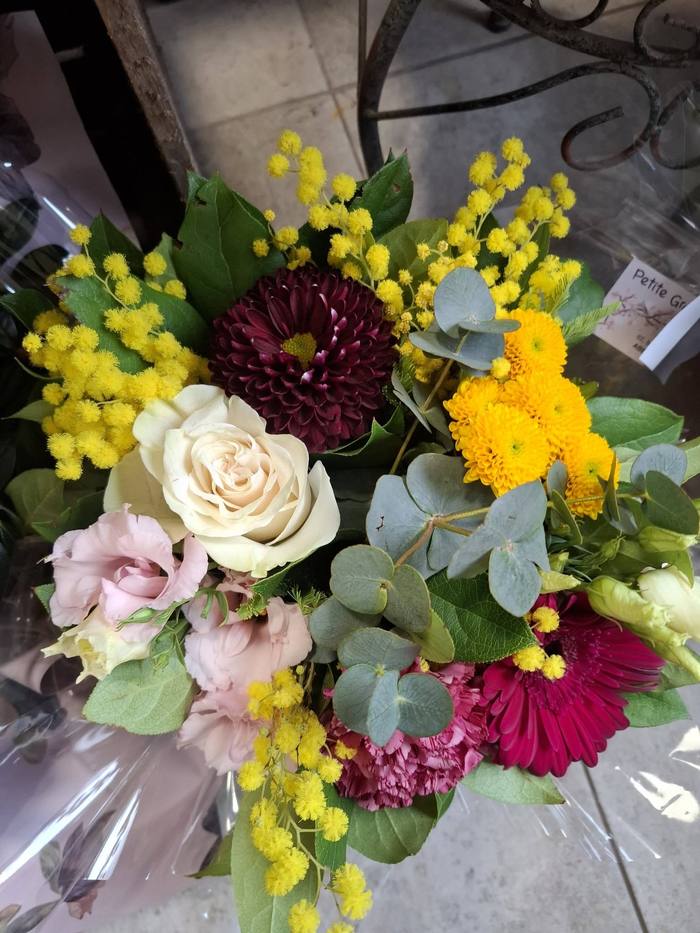 Bouquet au chrysanthème bordeaux, rose crème et mimosa