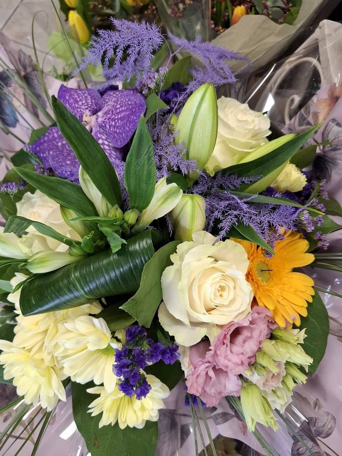 Bouquet aux orchidées violettes, roses blanches et gerbera jaune