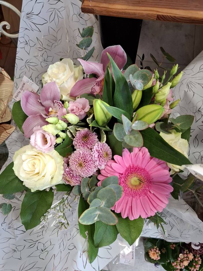Bouquet aux roses blanches et orchidées roses