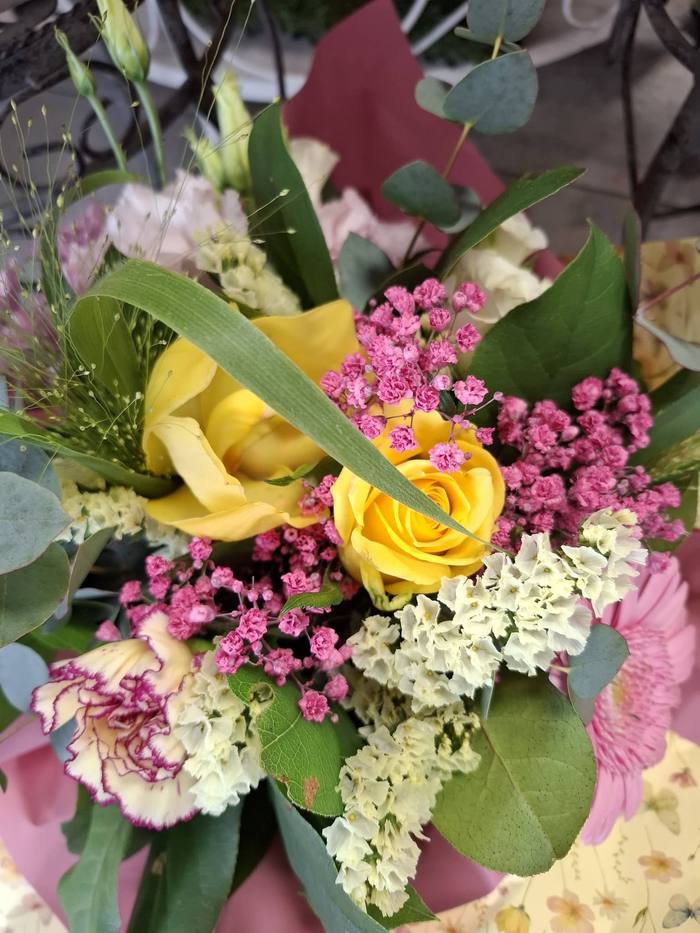Bouquet aux roses jaunes et gypsophile rose