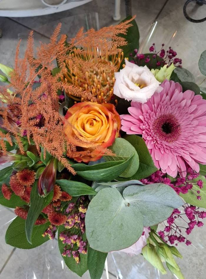 Bouquet aux roses orange et gerbera rose