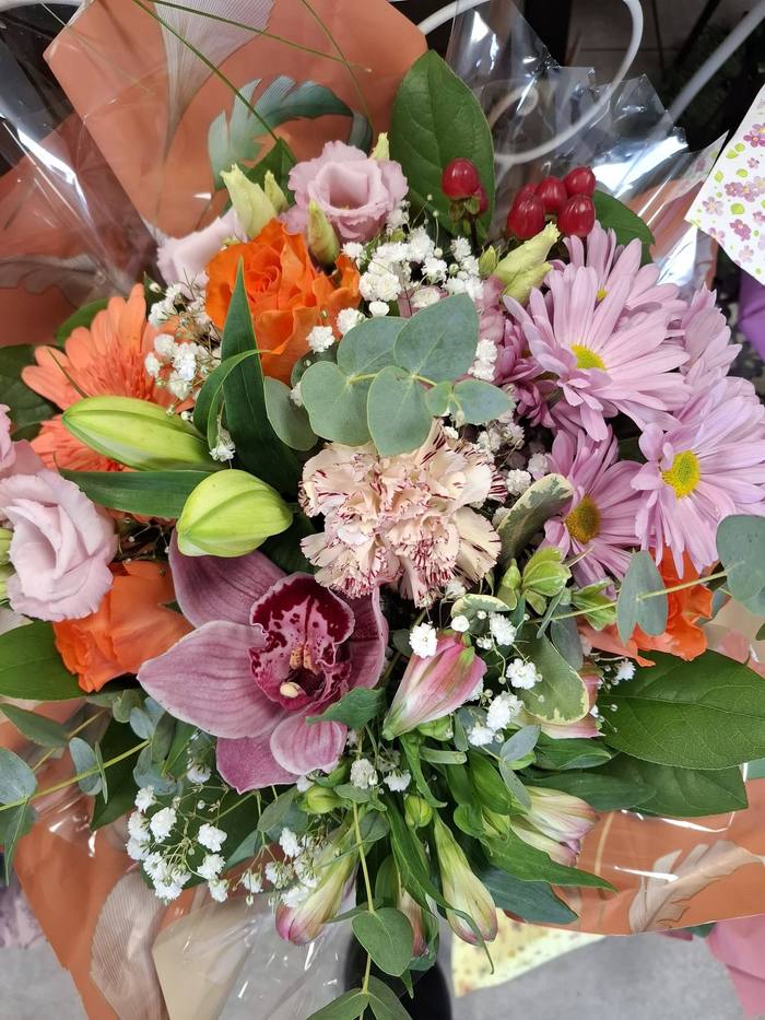 Bouquet aux roses orange, orchidée rose et marguerites