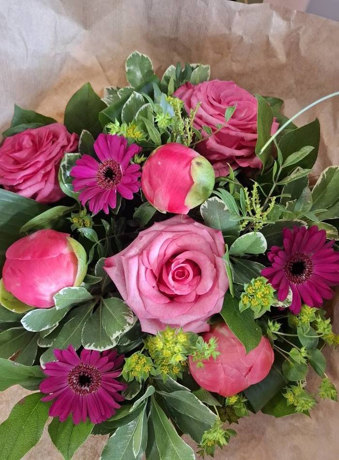 Bouquet aux roses roses et gerberas magenta