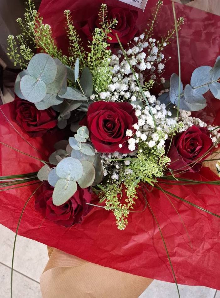 Bouquet aux roses rouges et gypsophile, emballage rouge