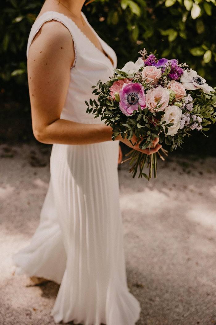 Bouquet de mariée aux anémones roses et violettes