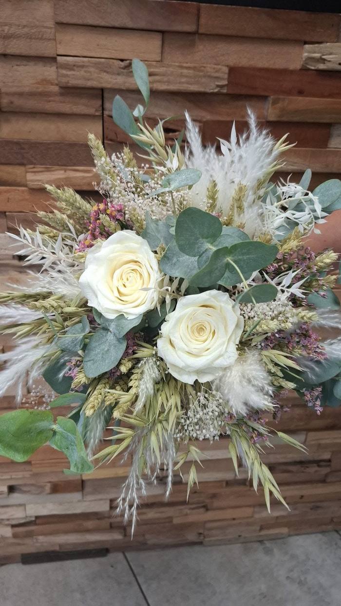Bouquet de mariée en fleurs séchées et roses blanches