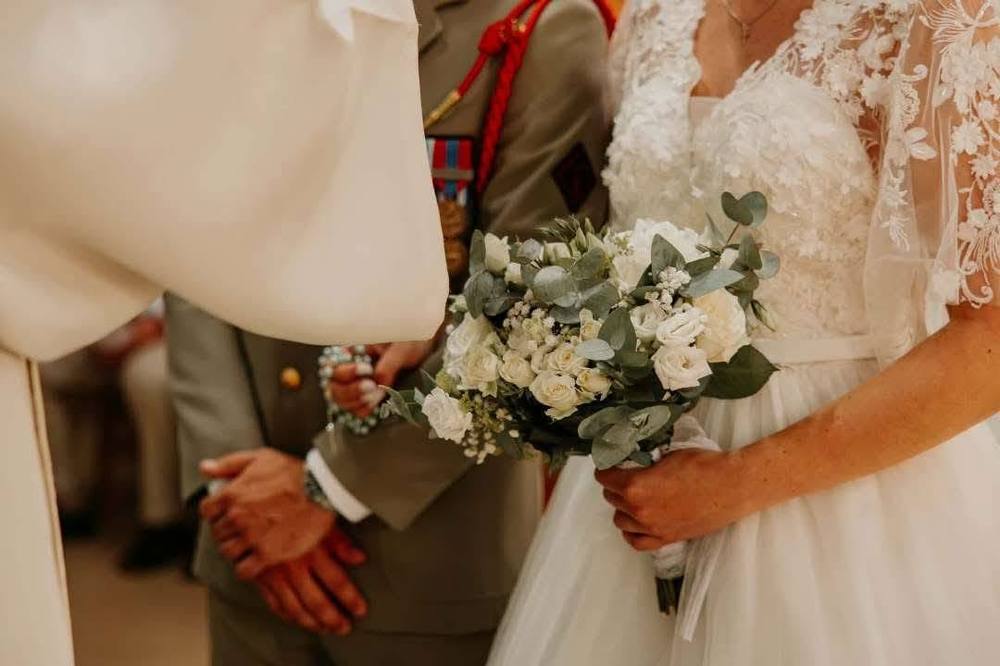 Bouquet de mariée en roses blanches lors d'une cérémonie