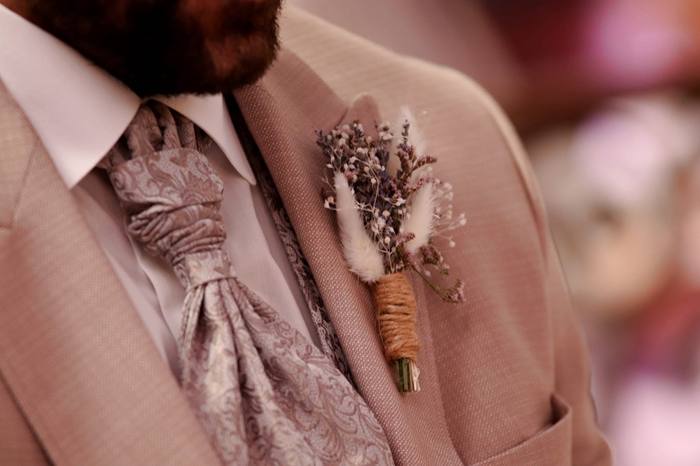 Boutonnière en fleurs séchées pour le marié