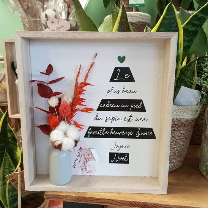 Cadre en bois de Noël avec fleurs séchées et pot en coton