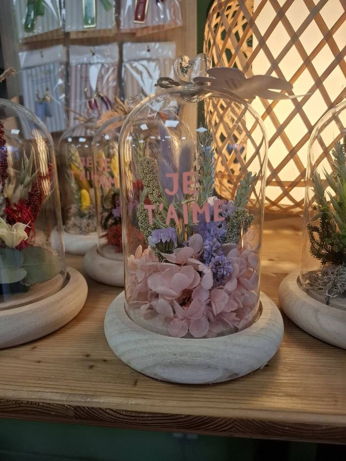 Cloche en verre « Je t'aime » avec fleurs séchées roses et violettes