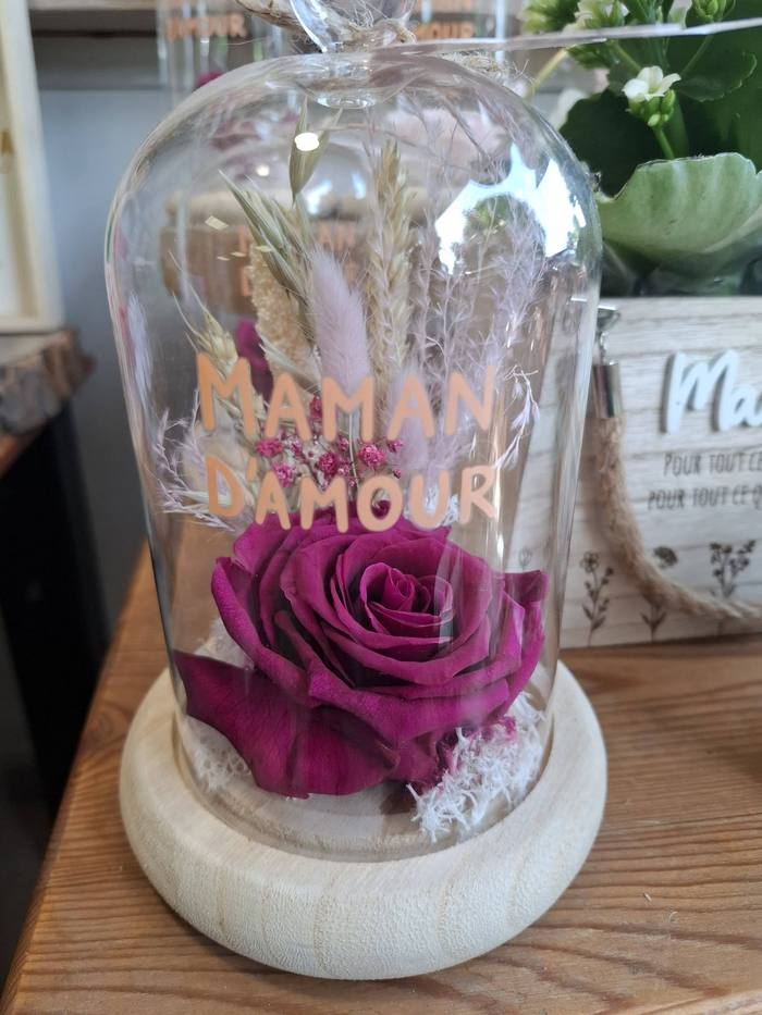Cloche en verre « Maman d'amour » avec rose stabilisée fuchsia