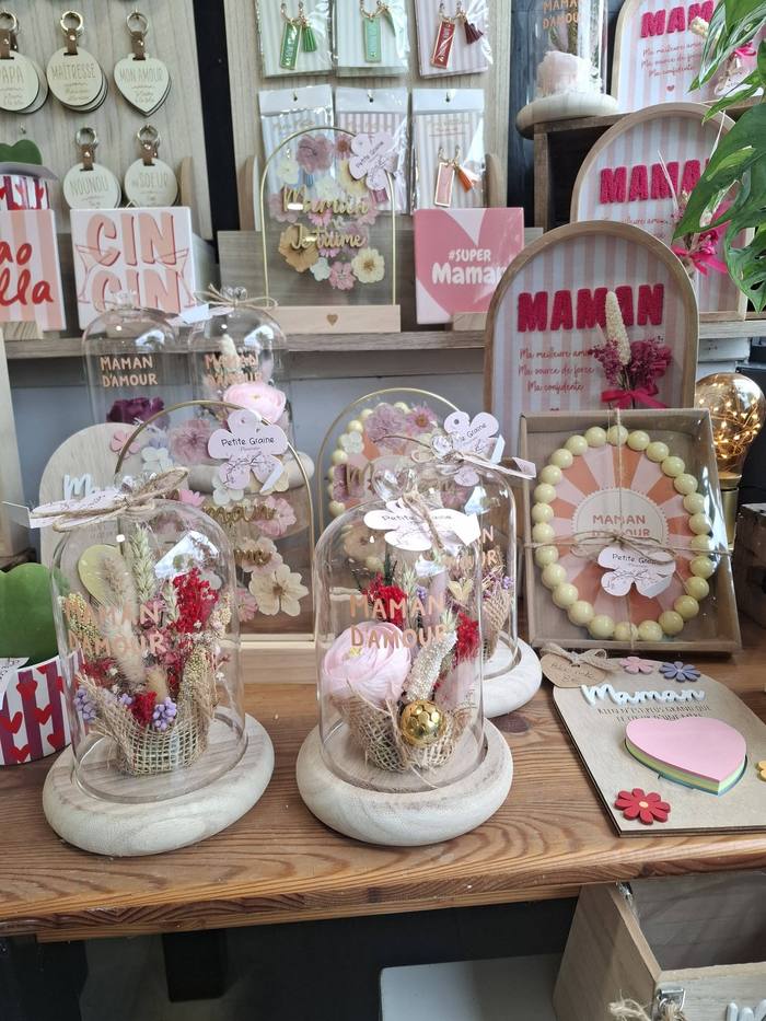 Cloches en verre « Maman d'amour » et bijoux fantaisie sur présentoir