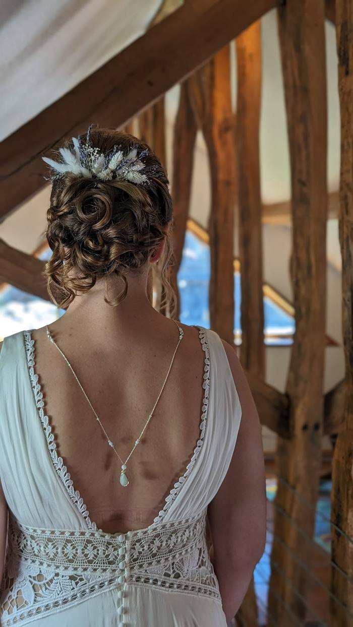 Coiffure de mariée ornée de fleurs séchées