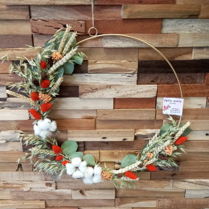 Couronne florale suspendue aux fleurs séchées rouges et coton
