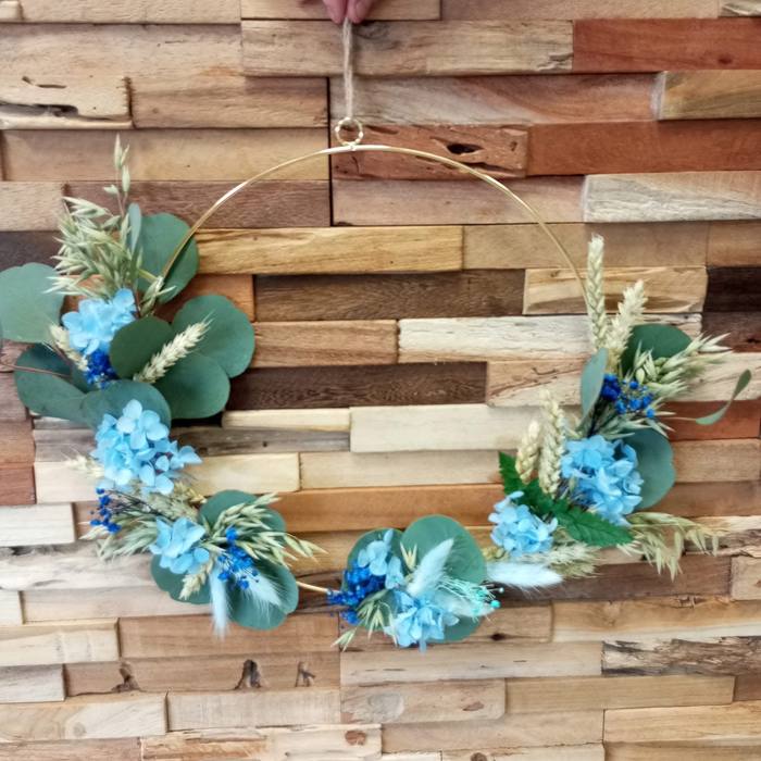 Couronne florale suspendue aux hortensias bleus et épis dorés