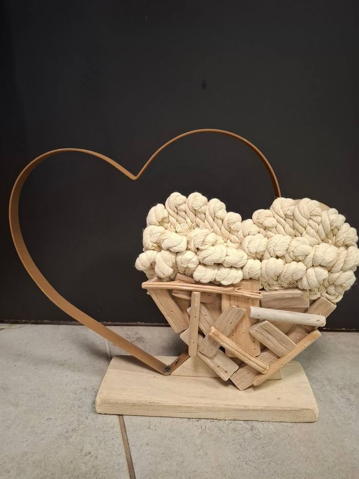Cœur décoratif en bois et corde tressée