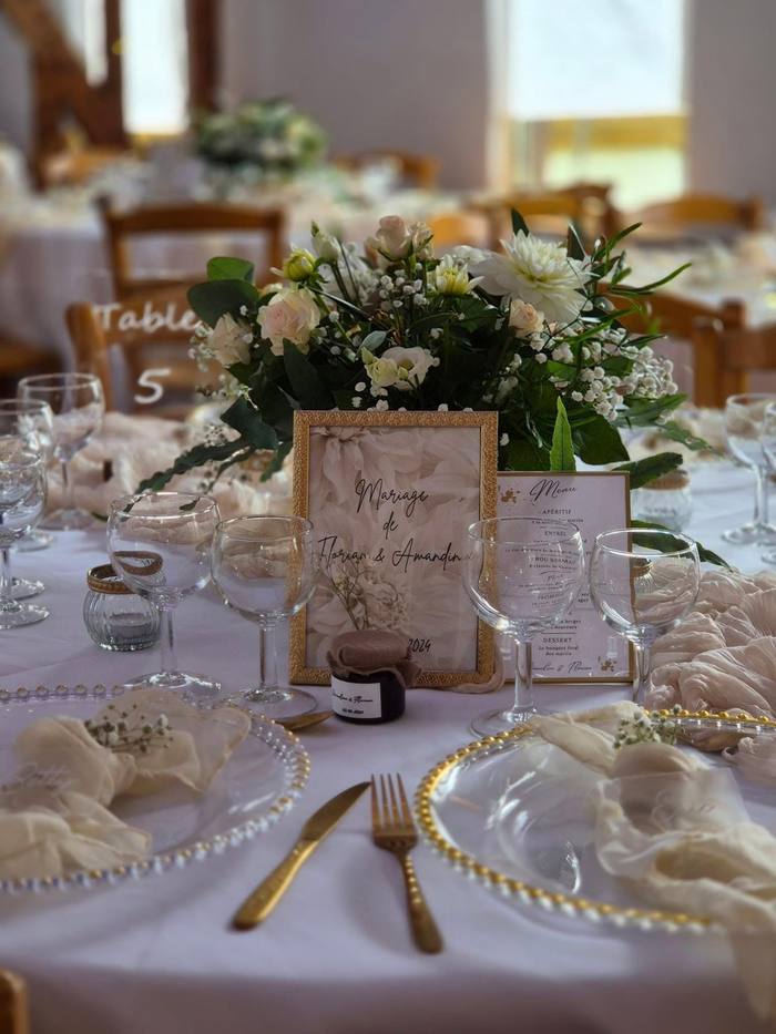 Décoration de table avec cadre et composition florale pour le mariage de Florian et Amandine