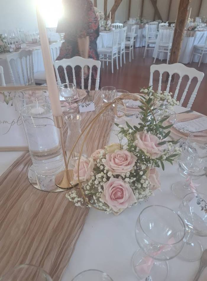 Décoration de table avec roses roses et bougie pour une cérémonie