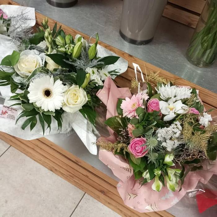 Deux bouquets prêts à emporter sur le comptoir de la boutique