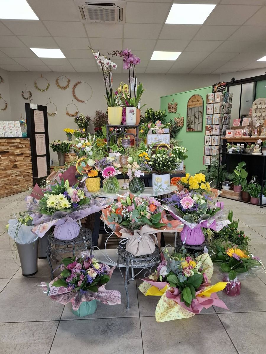 Intérieur de la boutique Petite Graine, présentoir de bouquets frais et compositions florales