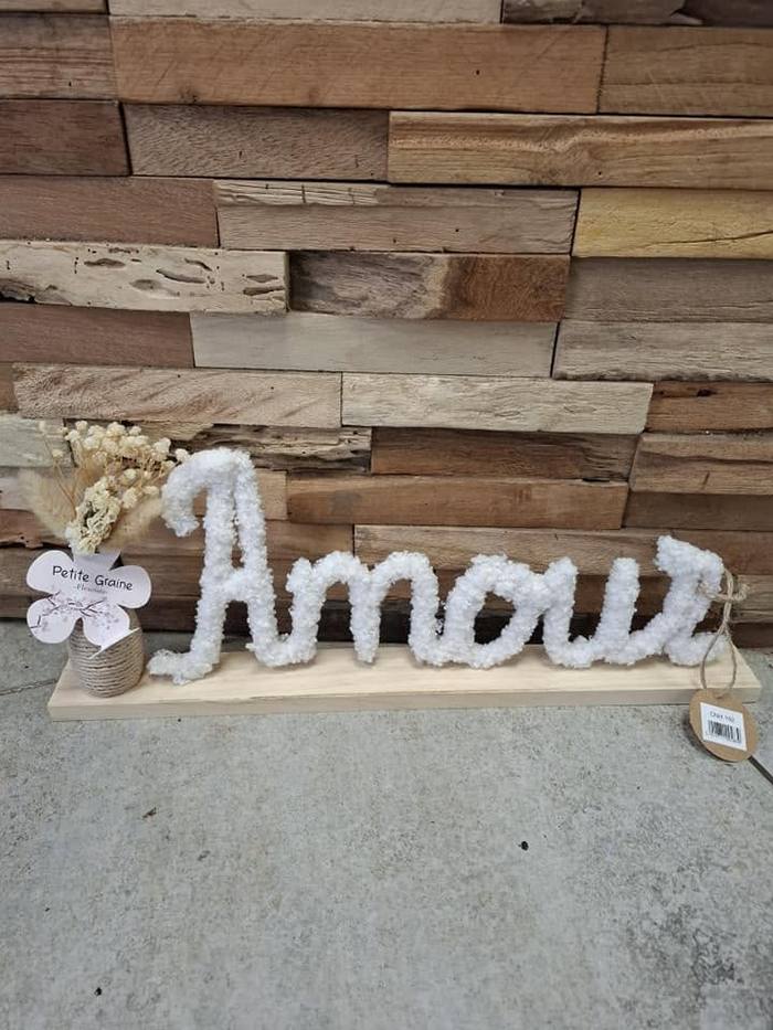 Mot « Amour » en fils blancs sur socle en bois avec fleurs séchées