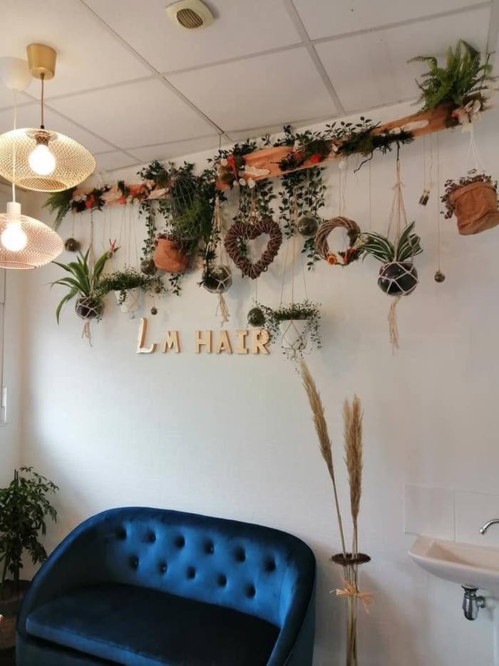 Mur végétal suspendu décoré de plantes et compositions florales