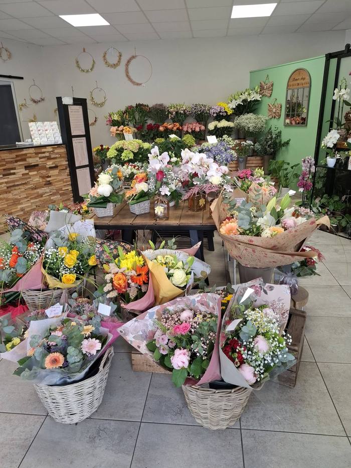Présentoir de bouquets frais emballés en boutique