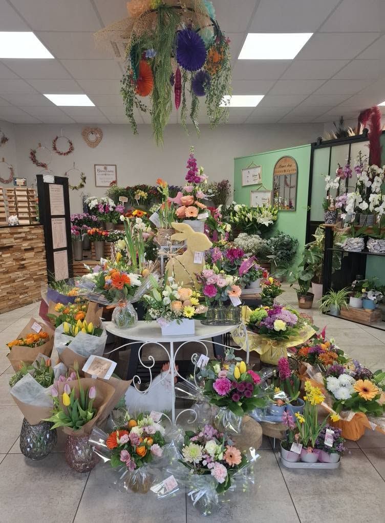 Présentoir de bouquets frais et compositions florales dans la boutique Petite Graine