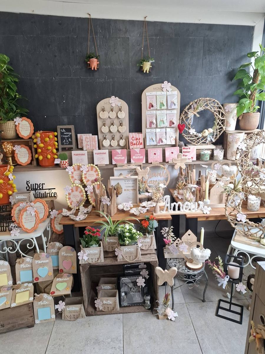 Présentoir de cadeaux et objets déco de la boutique Petite Graine