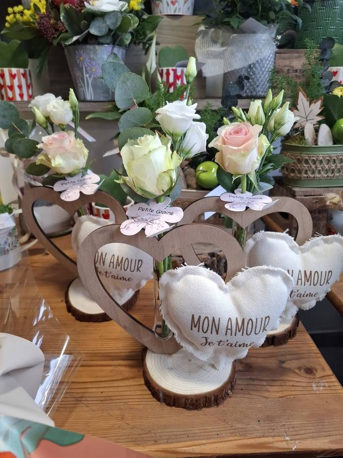 Supports en bois en forme de cœur « Mon amour » avec roses fraîches