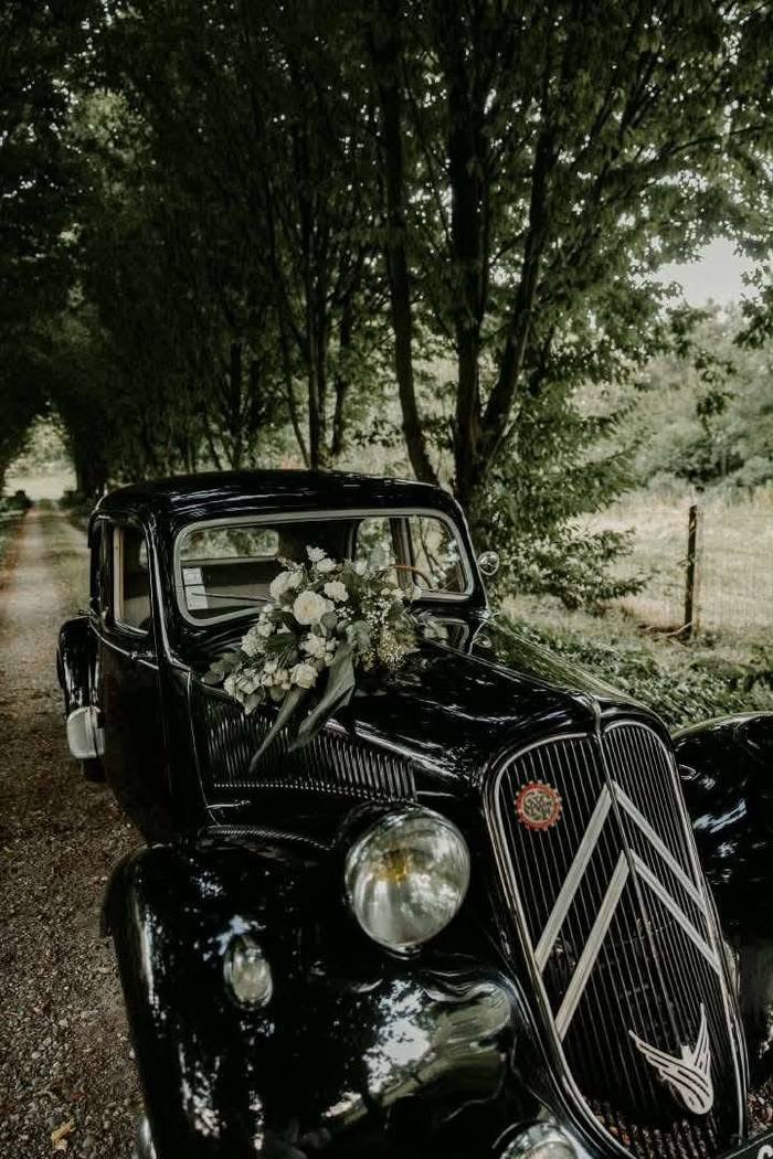 Voiture ancienne décorée d'un bouquet pour le cortège nuptial