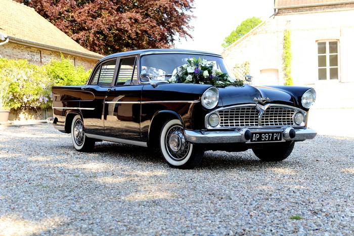 Voiture de collection ornée d'un bouquet pour le mariage